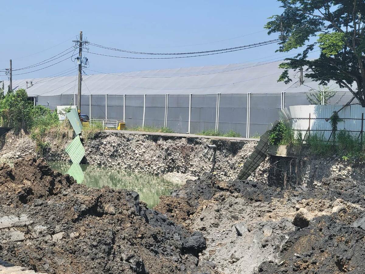 美濃吉洋里有農地遭違法盜採砂石，將近1公頃範圍處處坑洞。 圖：柯志恩辦公室/提供