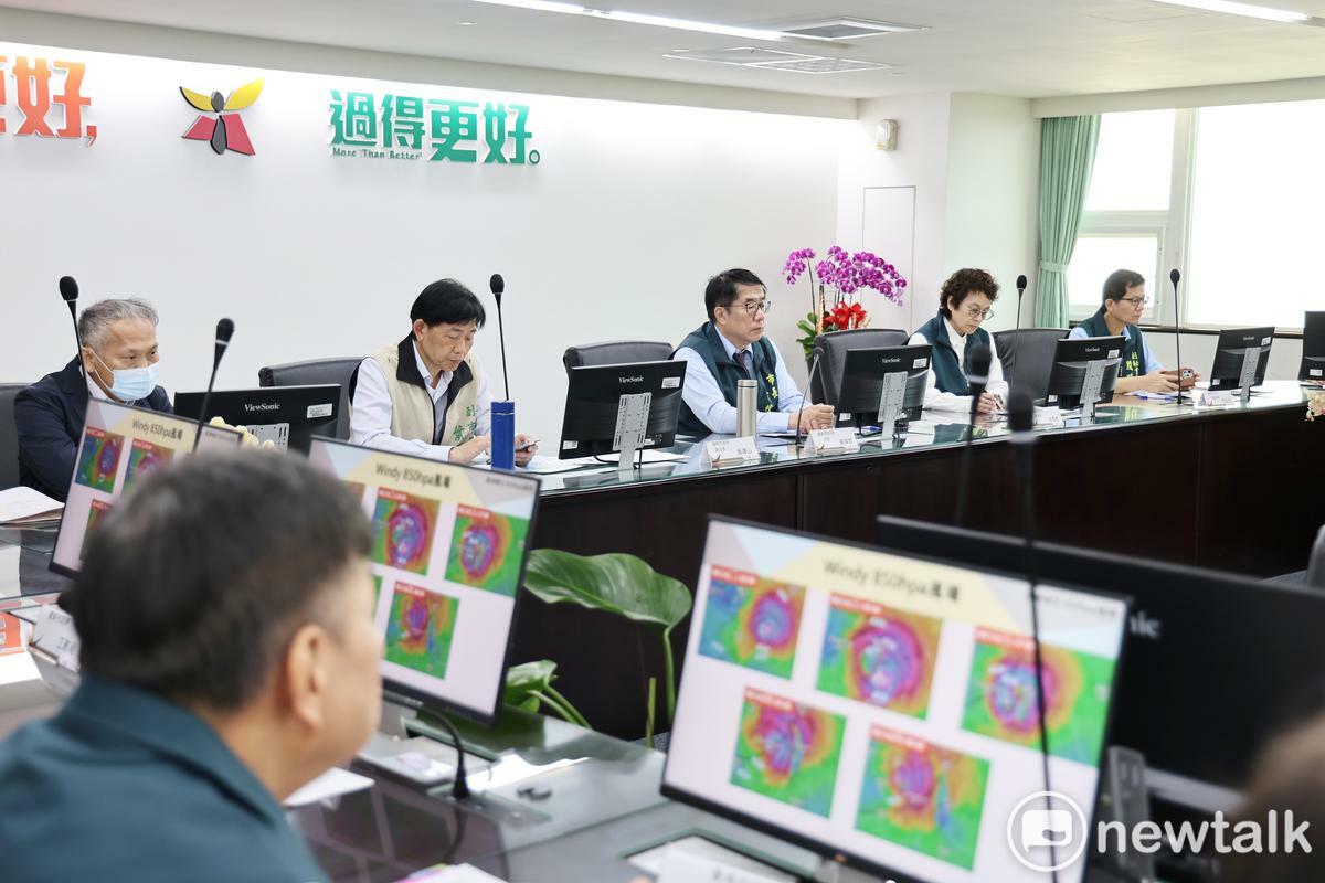 台南市政府召開「楊柳颱風台南市政府防颱整備會議」，由台南市長黃偉哲主持，逐一檢視各項防颱應變措施及丹娜絲災後復原情形，並要求各單位強化排水系統巡檢、加強低窪地區與易淹水區域警戒，確保避難場所及物資儲備充足，務求在颱風來襲前完成全面整備，以維護市民安全。 圖：台南市政府提供