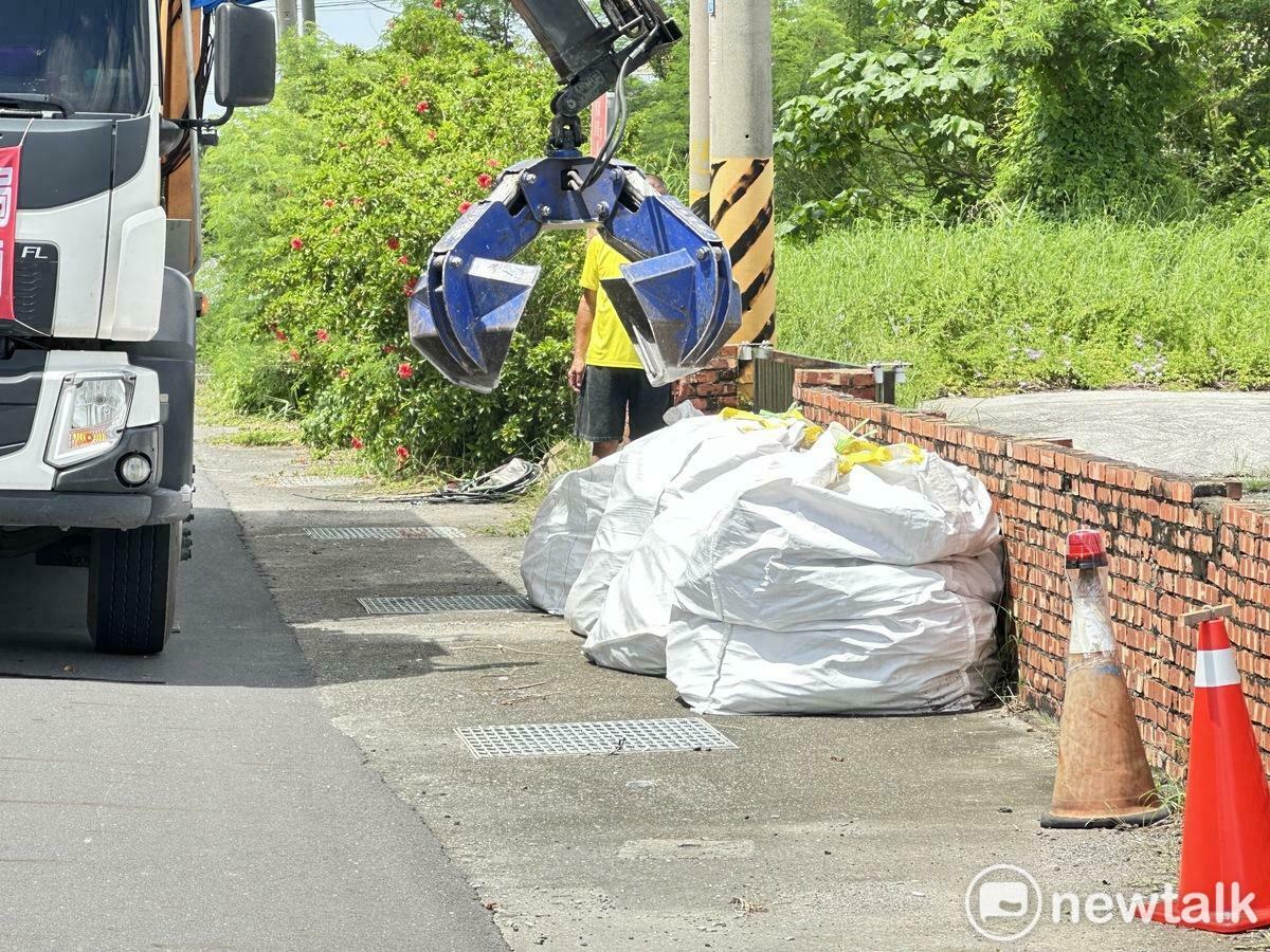 台南市政府環保局表示，已用最快速度協助民眾清運災後廢棄物及清除損壞的石綿建材。截至8月10日，環保局已清運石綿建材廢棄物1014件，累計清運量達1273公噸。 圖：台南市政府提供