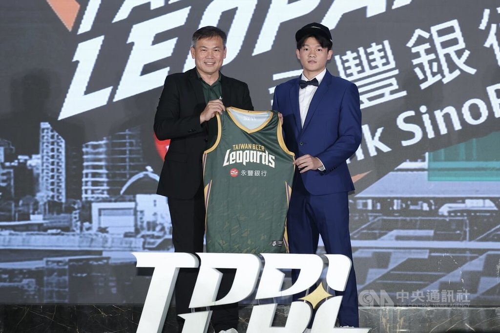 台灣職業籃球大聯盟（TPBL）新人選秀會11日晚間在台北漢來大飯店登場，手握探花籤的桃園台啤永豐雲豹指名健行科大後衛徐宏瑋（右），雲豹球團顧問周俊三（左）與徐宏瑋合影留念。中央社記者翁睿坤攝　114年8月11日