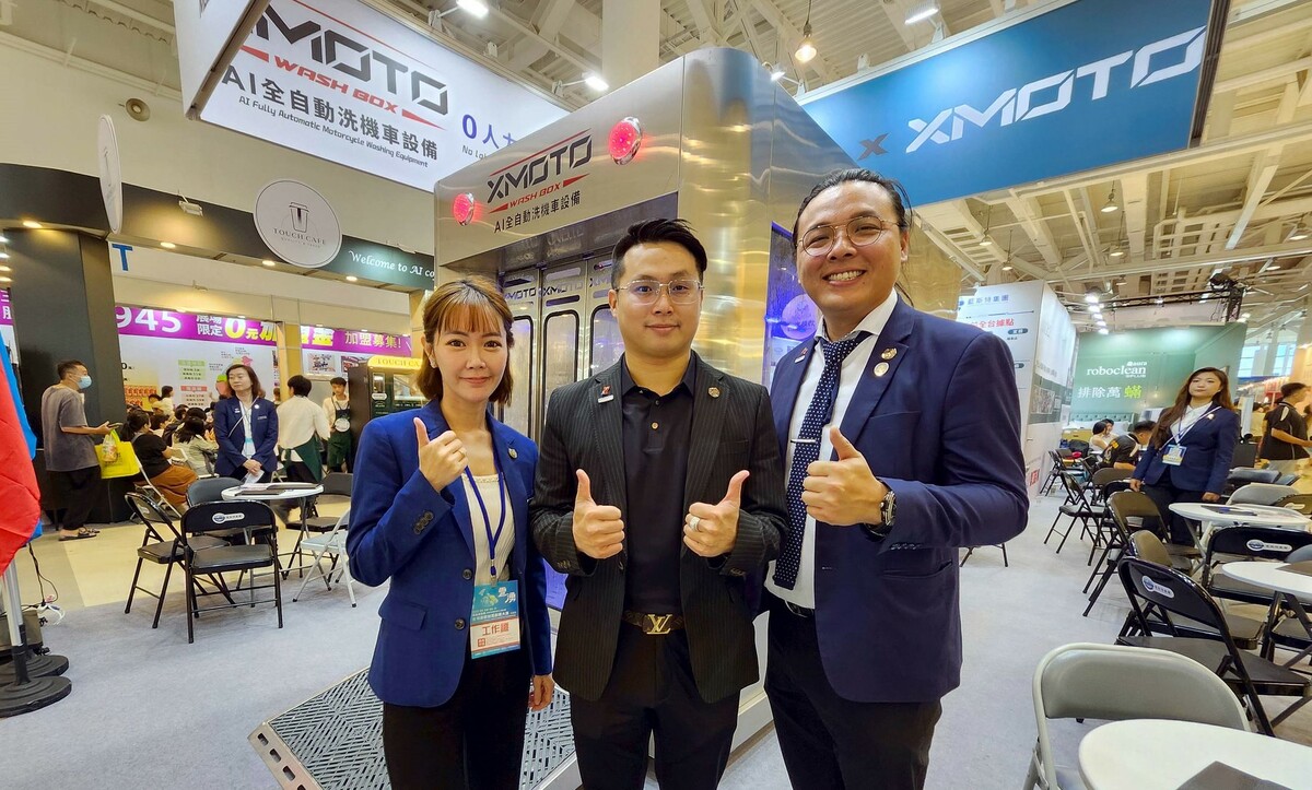 自動洗機車設備品牌XMOTO成功簽下12張加盟意向書。 圖：台灣連鎖加盟促進協會/提供