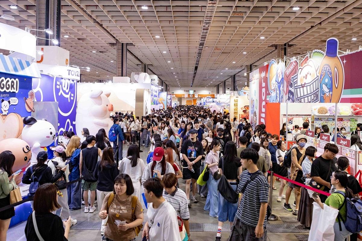 「2025台灣文博會」位於南港展覽館的品牌商展展區，除了臺灣原創圖像IP及文創品牌，還有日本、韓國、馬來西亞、新加坡、泰國、美國、波蘭等10國逾650家品牌，逾930個攤位。 圖：文化部提供