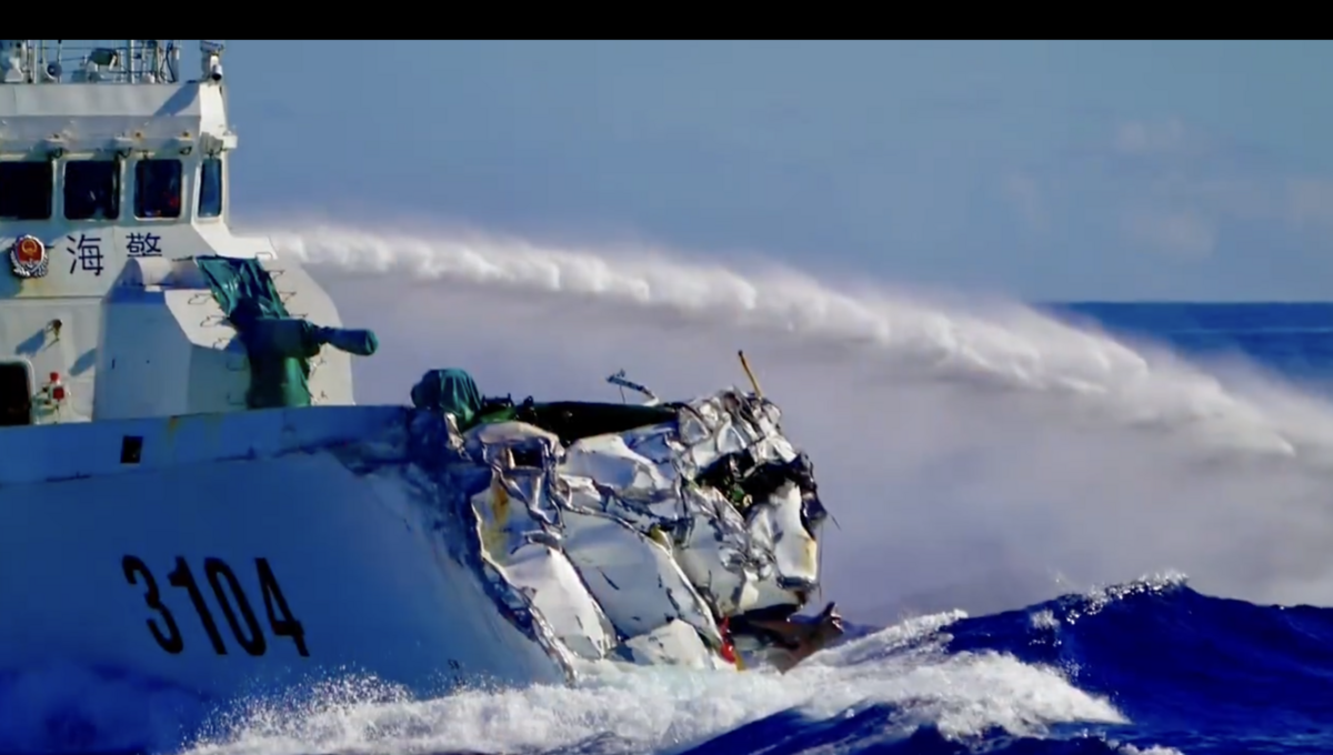 中國海警船在執法的過程中，意外與其海軍軍艦劇烈碰撞，毀損嚴重。 圖：擷取自 Raffy Tima 的 X