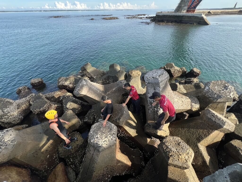 澎湖陳姓男子12日上午在西瀛虹橋北端觀看海景時不慎落海，所幸及時被晨跑的澎防部士官及消防人員合力救上消波塊。（澎湖縣消防局提供）中央社  114年8月12日