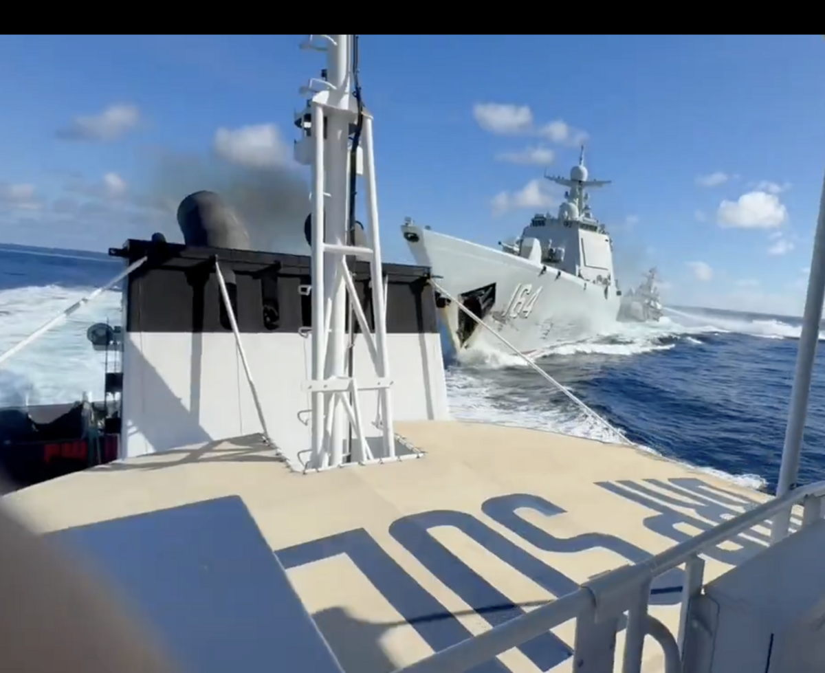 中國桂林艦遭遇海警船碰撞，船頭破了大洞。 圖：擷取自 Raffy Tima 的 X