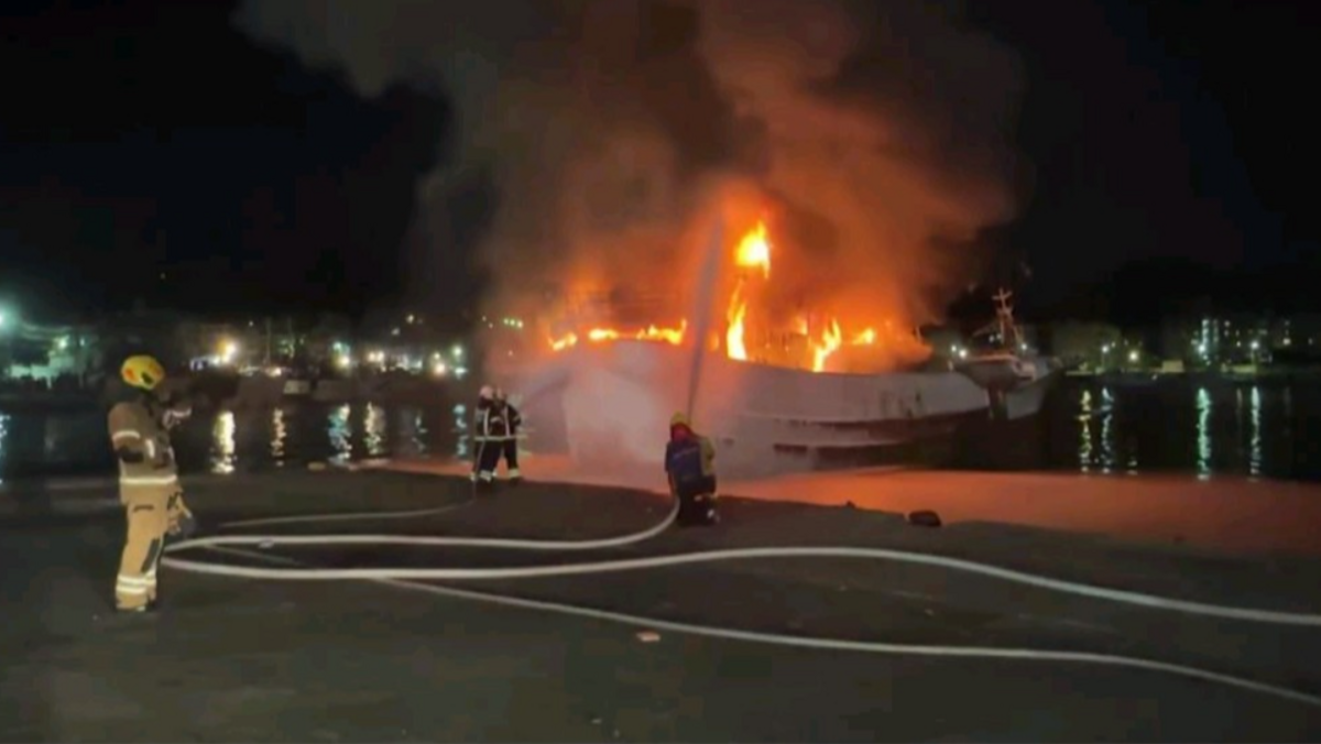 基隆市消防局在接獲民眾通案後，出動12輛消防車、2艘救生艇及24名消防人員趕赴現場，並通報海巡署派遣船艇支援。 圖：翻攝自臉書「爆料公社」粉專