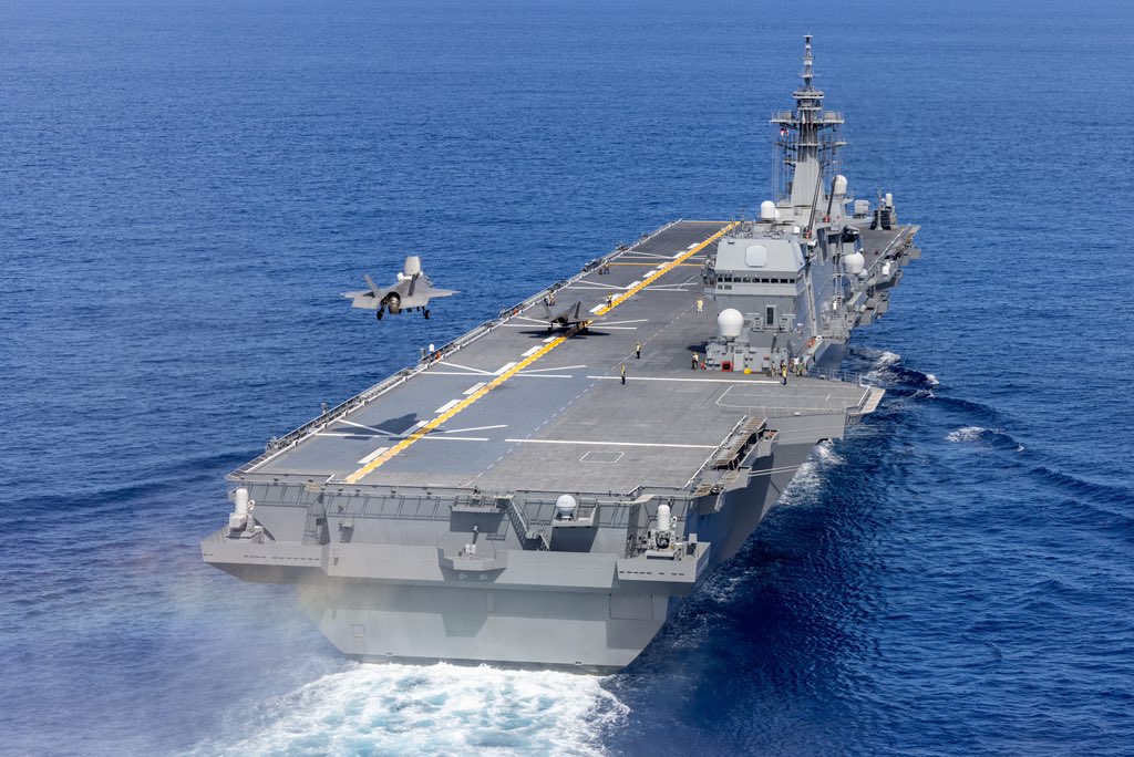 英國和美國海軍陸戰隊的 F-35B戰機從「威爾斯親王號」航空母艦起飛跨甲板停降日本「加賀號」航空母艦。 圖：翻攝「X」@COMUKCSG