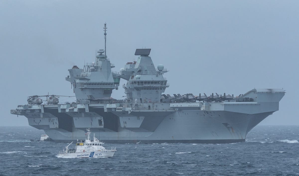 英國「威爾斯親王號（R09）」航空母艦12日抵達日本橫須賀港；艦載機在甲板整齊排列。日本海上保安廳派船引導。 圖：翻攝「X」@Alsace_class