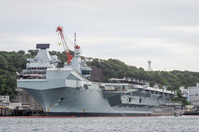 英國「威爾斯親王號（R09）」航空母艦12日停靠日本橫須賀港。 圖：翻攝「X」@firebird_no_9