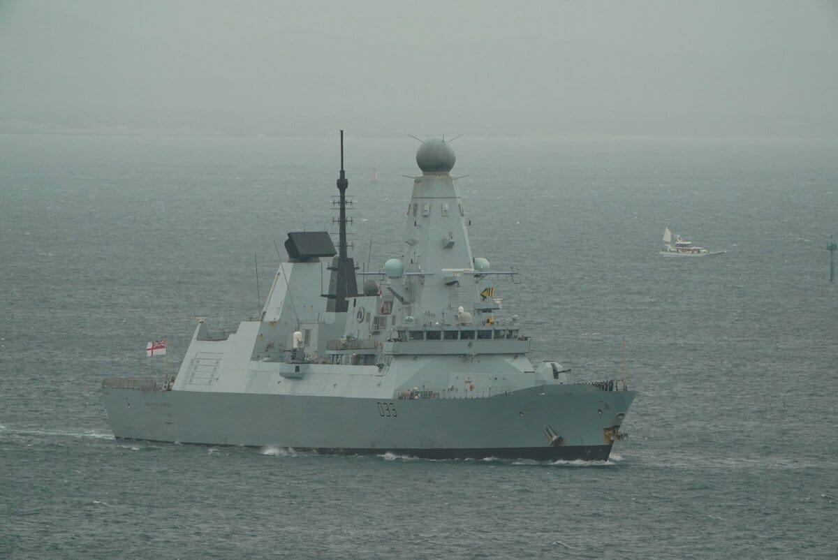英國皇家海軍航艦打擊群，45型驅逐艦「無畏號（D33）」。 圖：翻攝「X」@Ug8OJZBu9IY8Sfw