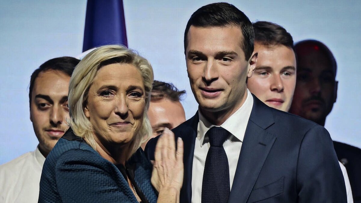 有消息指出，法國極右翼領袖瑪麗娜·勒龐（Marine Le Pen）(左)所領導的國民革命聯盟本月打破了歷史民調紀錄，目前領先馬克宏領導的政黨 18%。 圖：翻攝自 X Inevitable West