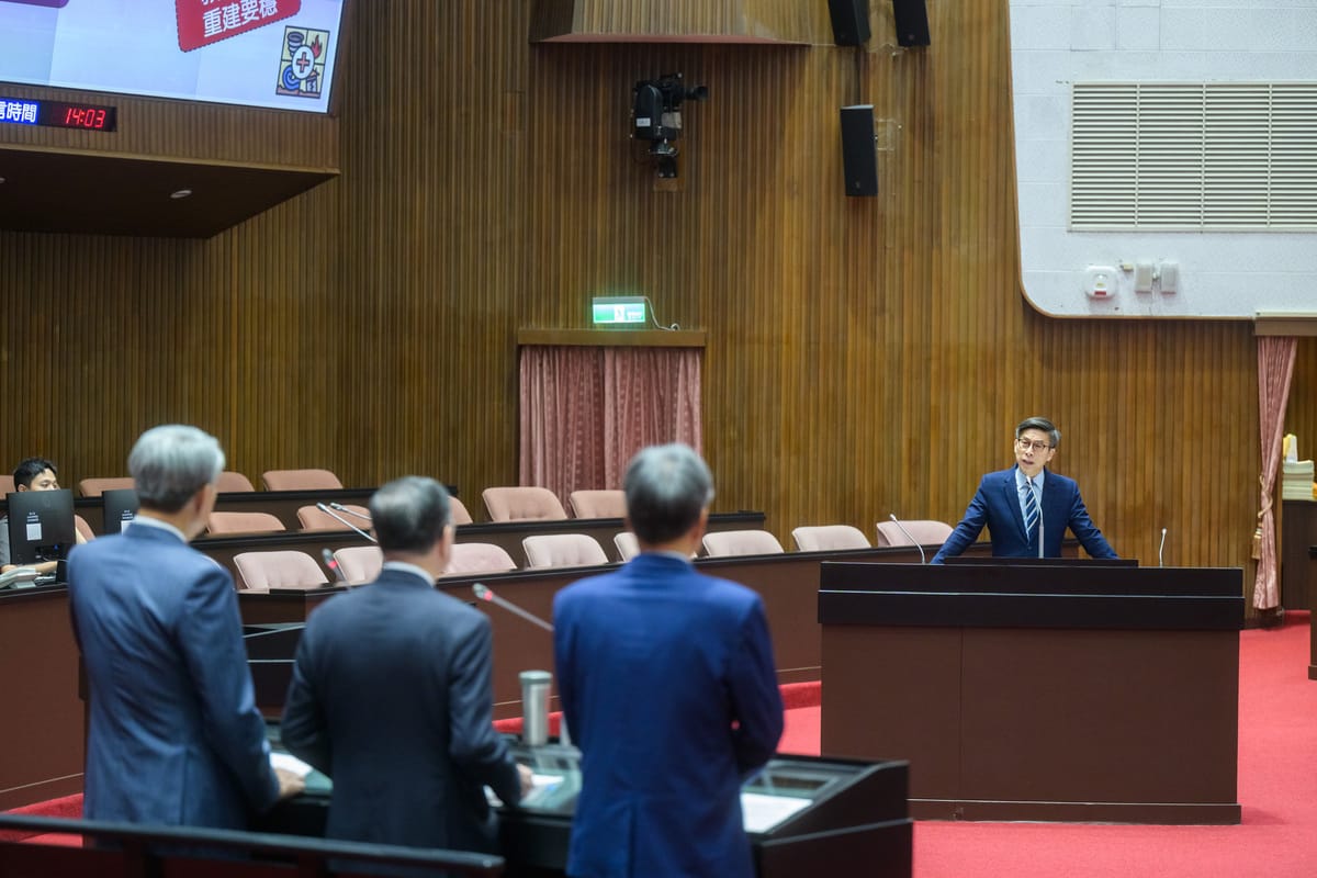 民進黨立委鍾佳濱12日出席立法院會，要求建立農業儲能並推動溫網室以租換貸，同時研擬關稅對沖美關稅以支撐出口產業。 圖：鍾佳濱辦公室/提供