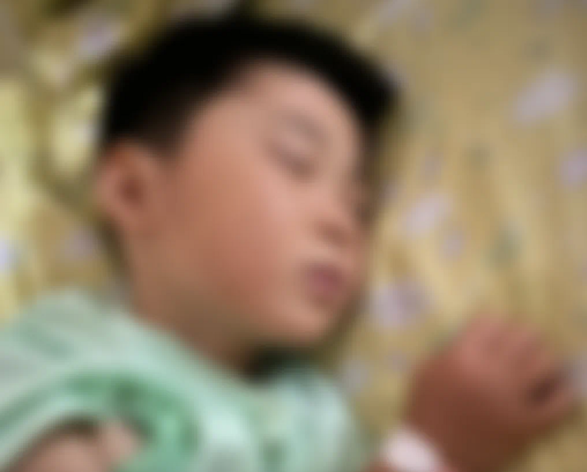 中國 1 名男童的媽媽在社群平台發文指出，兒子被驗出「食腦蟲」。在經 1 個月的治療後仍然宣告不治。 圖：擷取自《紫牛新聞》