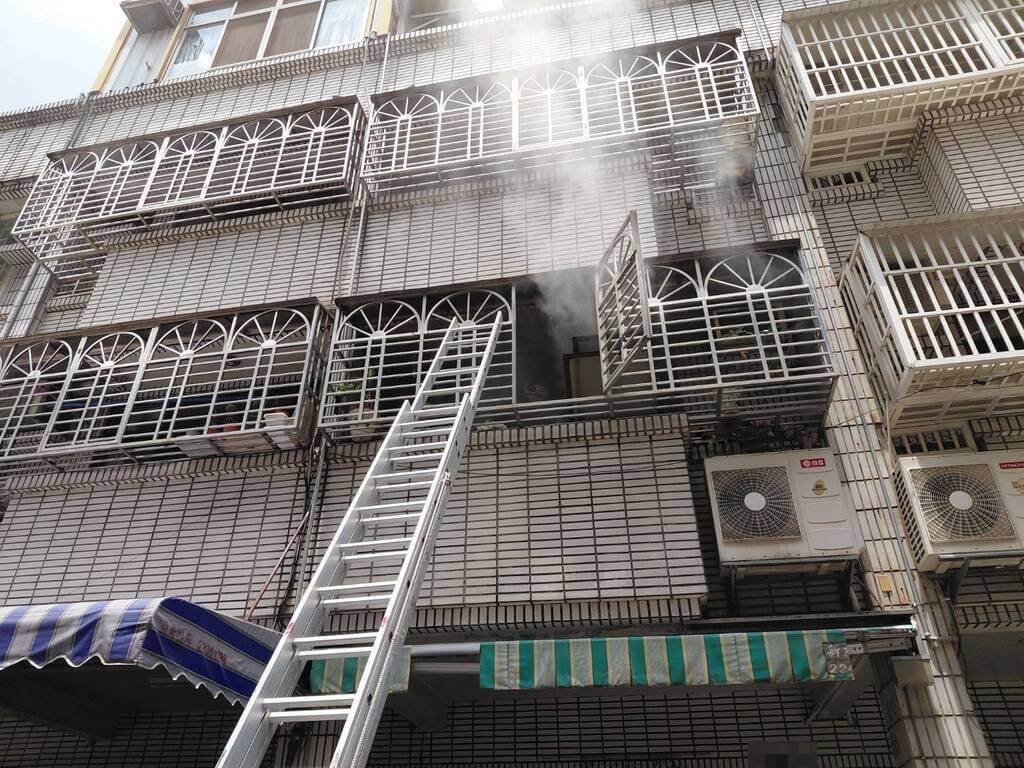 台中市58歲蔡姓男子12日疑似為了抓蟲，使用殺蟲劑後又以打火機點火，不慎引燃屋內雜物，濃煙竄出，男子躲在陽台求救，消防獲報前往救援，順利將其救出。（民眾提供）中央社記者趙麗妍傳真  114年8月12日