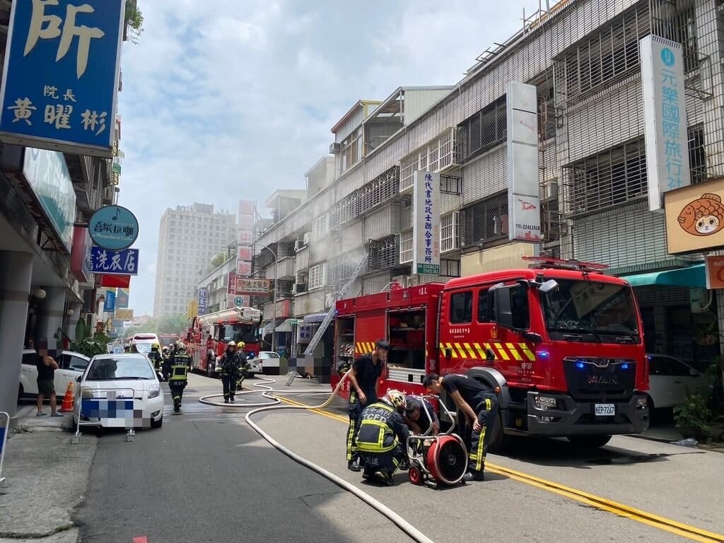 台中市蔡姓男子12日疑似在家為了抓蟲，先是噴了殺蟲劑，接著又使用打火機，未料火勢引燃屋內其他雜物釀成火災，消防人員到場撲滅火勢，並協助蔡男脫困。（民眾提供）中央社記者趙麗妍傳真  114年8月12日