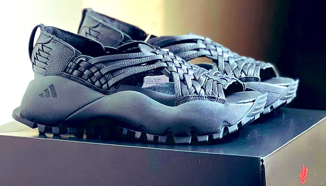 墨西哥政府近日指責運動服裝品牌愛迪達（Adidas）與墨西哥裔美國設計師威利·查瓦里亞（Willy Chavarría），在新款鞋履設計中涉嫌「文化挪用」，引發國內輿論爭議。事件源於雙方合作推出的「Oaxaca Slip-On」，其編織皮革鞋面、露跟設計與厚橡膠鞋底，被指抄襲瓦哈卡州維拉伊達爾戈亞拉拉格（Villa Hidalgo Yalalag）社區傳統手工涼鞋「huarache」。 圖:翻攝自X帳號@tomaspliegoc
