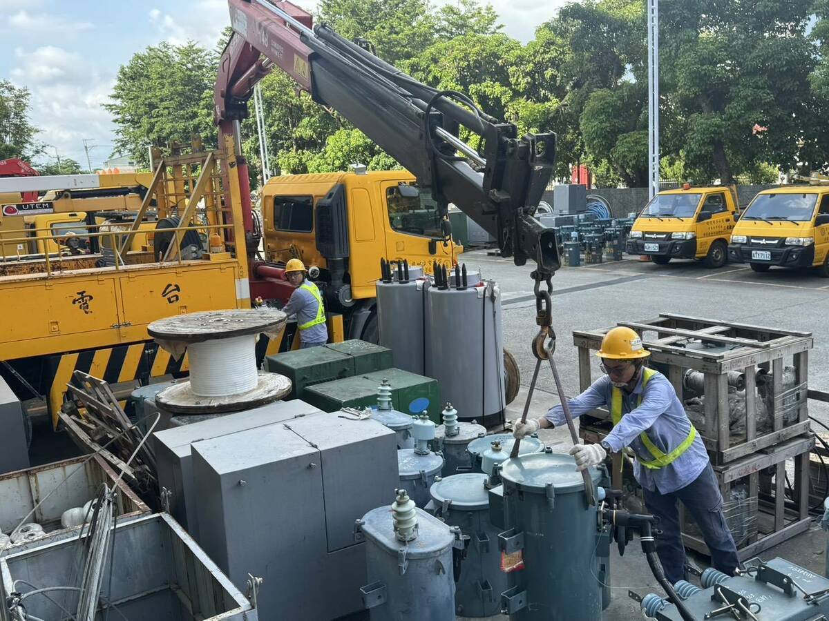 楊柳颱風來勢洶洶 ，台電逾4千名搶修人力嚴陣以待。 圖：台電提供