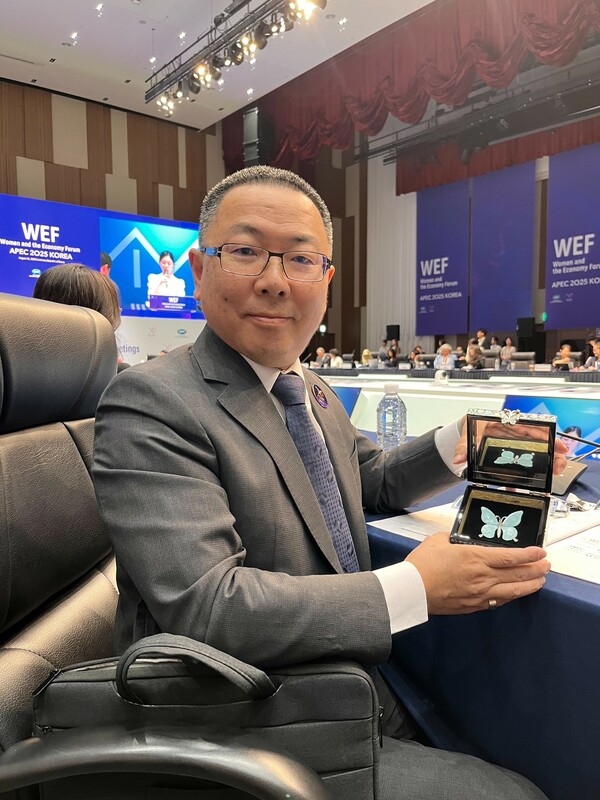 行政院政務委員林明昕與主辦方致贈團長禮品合影。 圖：行政院提供