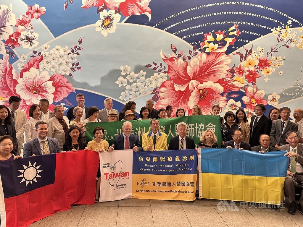 北美洲台灣人醫師協會8月底將再度前往烏克蘭義診，一行人在駐紐約辦事處授旗，並與烏國在美團體交流。中央社記者廖漢原紐約攝　114年8月13日 圖：中央社提供