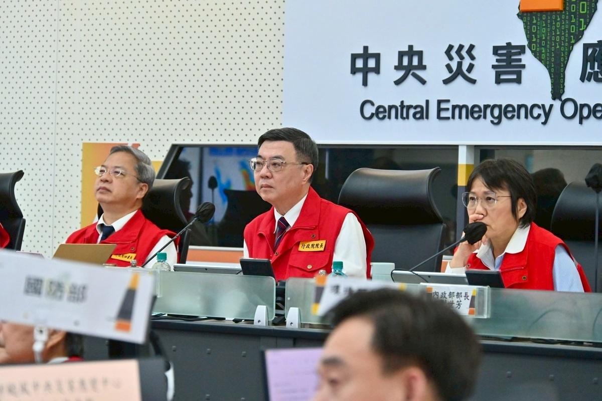 行政院長卓榮泰前往中央災害應變中心視導第3次工作會報。 圖：行政院提供