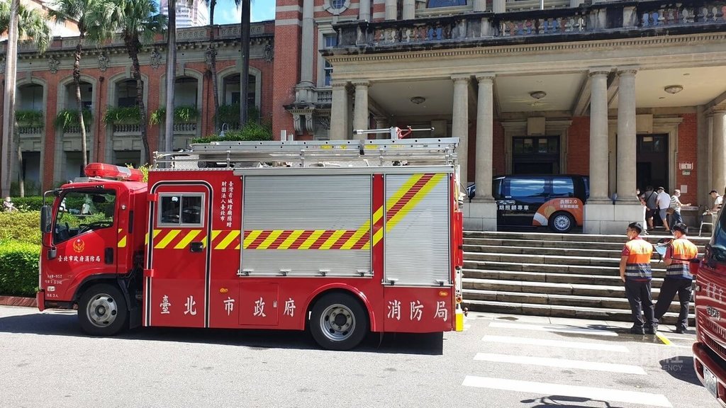 台北市警消13日上午獲報台大醫院3樓有火警，派大批人車到場時發現火勢已由院方撲滅，初步調查疑空調管線被燒毀。（翻攝照片）中央社記者劉建邦傳真　114年8月13日