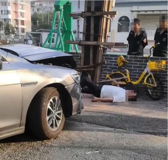 瀋陽市發生惡意連續倒車撞人事件，傷者骨盆碎裂倒地，警方表示，肇事者已被刑拘。 圖 : 翻攝自極目新聞