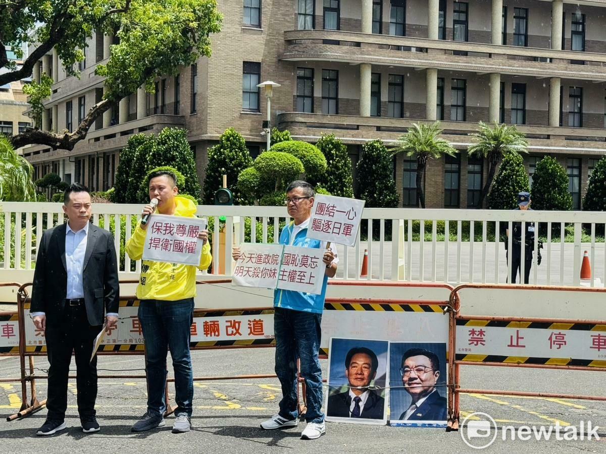 今（13）天上午11點到行政院門口抗議政院今年3月邀請日軍將領岩崎茂，來台擔任中華民國行政院政務顧問一事的民生黨主席張穆庭和新黨人員則讉責「倒掛國旗」絕非政院草草一句「操作疏失」可解釋的。 圖：謝莉慧/攝