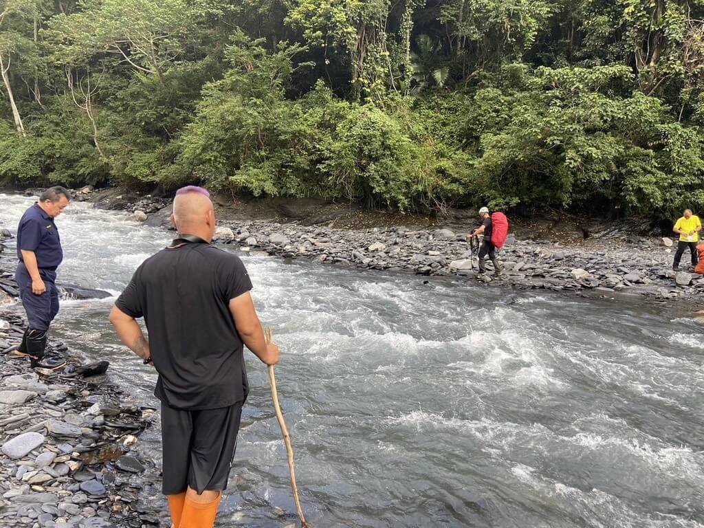 1支6人登山隊12日行經仁愛鄉栗栖壩附近溪流，因溪水暴漲無法渡溪而求援，南投縣警察局仁愛分局武界派出所員警就近趕到，架設繩索協助6名山友涉溪脫困。（警方提供）中央社記者蕭博陽南投縣傳真　114年8月13日