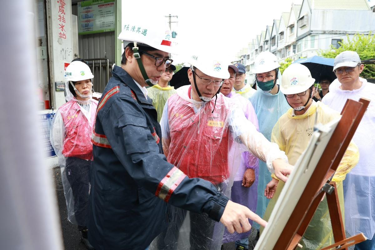 陳其邁(左二)前往燕巢視察海城抽水站防汛設施。 圖：高雄市政府／提供
