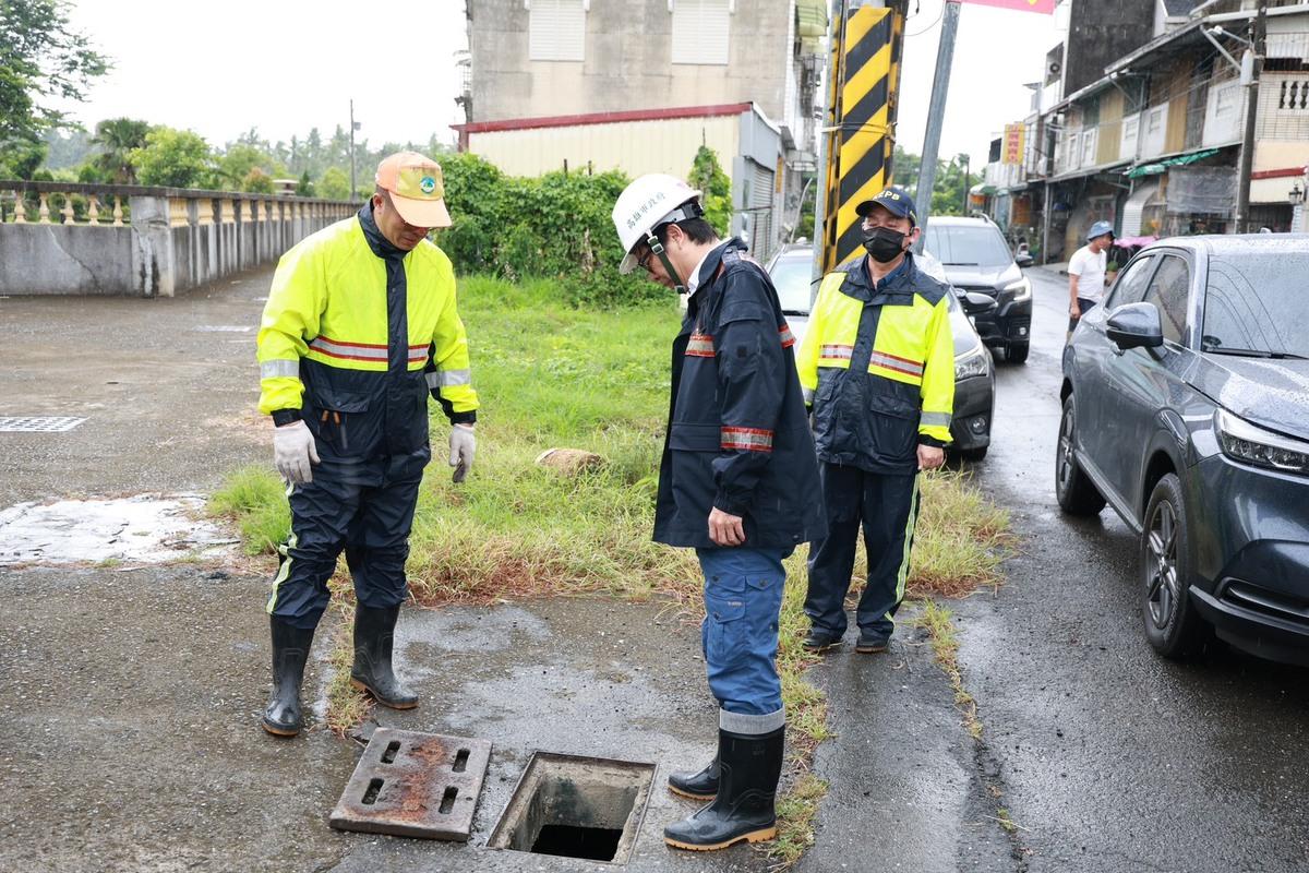 陳其邁(左二)巡查溝渠清疏作業，要求各項防汛排水系統保持暢通。 圖：高雄市政府/提供