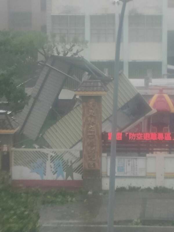 四維幼兒園裡的鐵皮屋整個倒塌。 圖：取自台東臉書災害通報