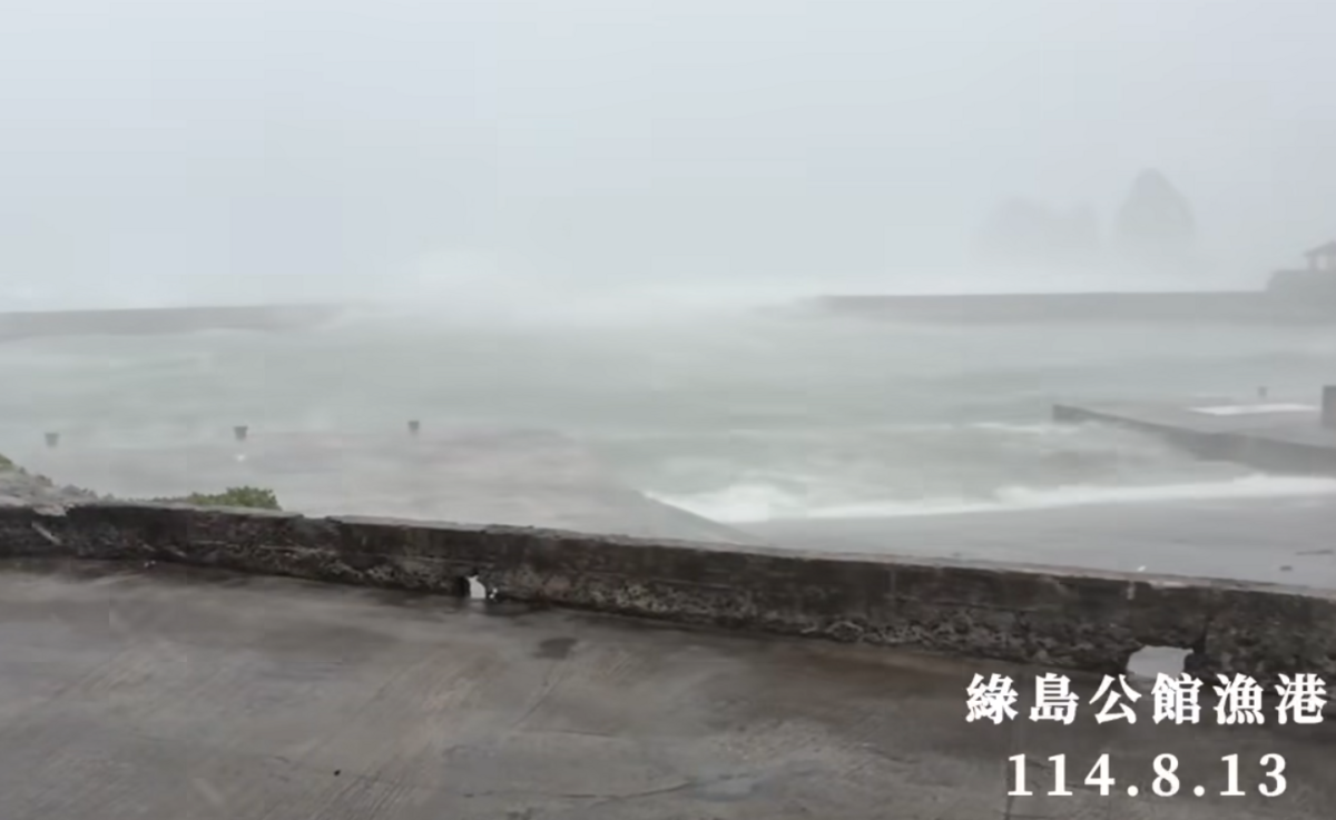楊柳颱風早上通過蘭嶼、綠島時，刮出17級以上陣風。 圖：取自饒慶鈴臉書臉書