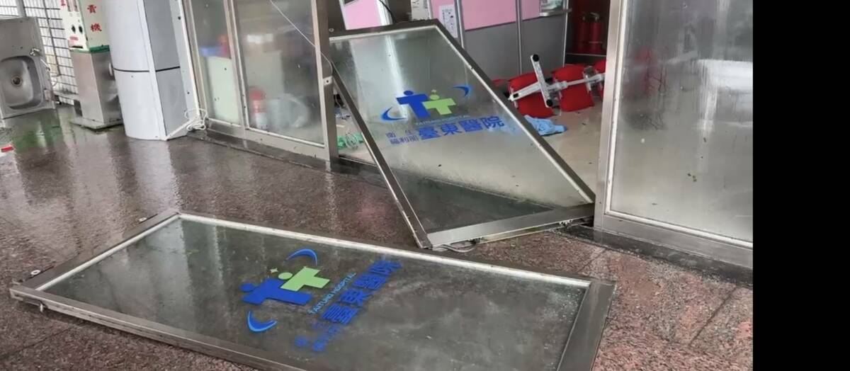 衛福部台東醫院急診室大門玻璃、天花板也遭吹壞。 圖：取自台東最速報臉書