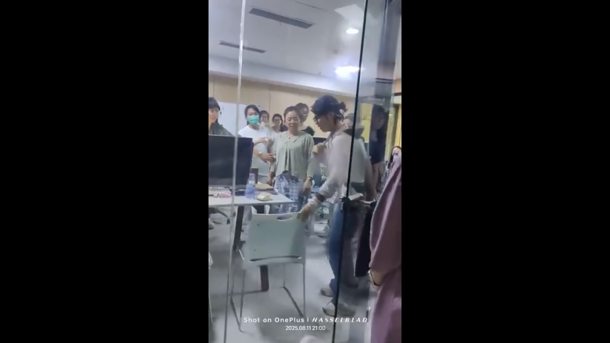 一名山西女子甚至將刀子架在自己脖子上，要求教育培訓公司退還學費。 圖：擷取自 @whyyoutouzhele X 分享影片