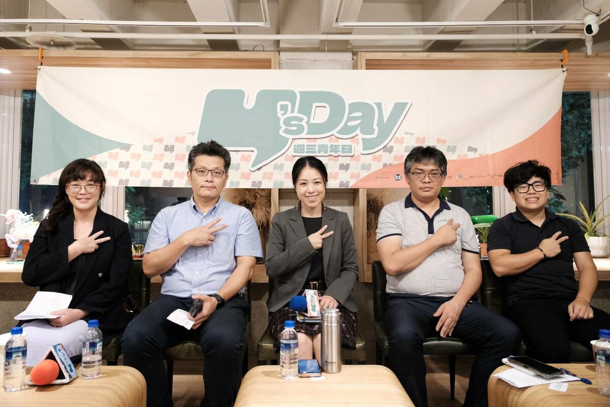 Y’s Day「週三青年日」13日晚上舉辦第118場「『關稅帝君』揮刀？川普2.0後的全球經濟秩序與挑戰」。舞台上由左至右依序為劉玉皙、蔡明芳、張竹芩、王國臣、胡瀚雯。 圖：Y’s Day「週三青年日」提供