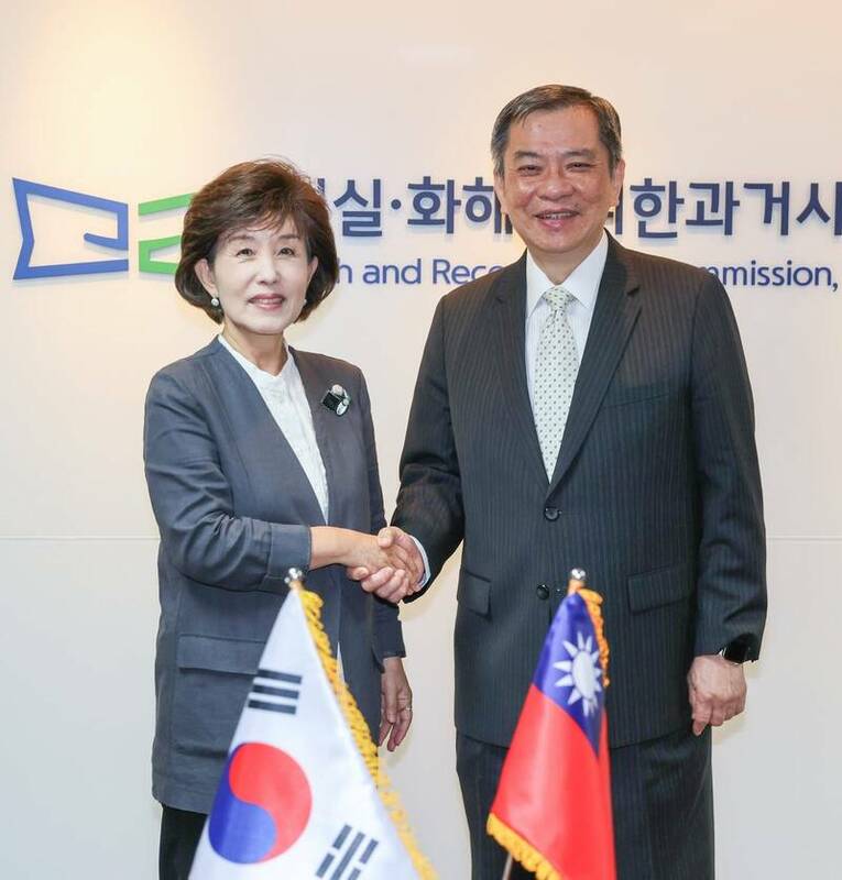 駐韓代表丘高偉13日親赴朴宣映辦公室致歉。 圖：翻攝自朴宣映臉書