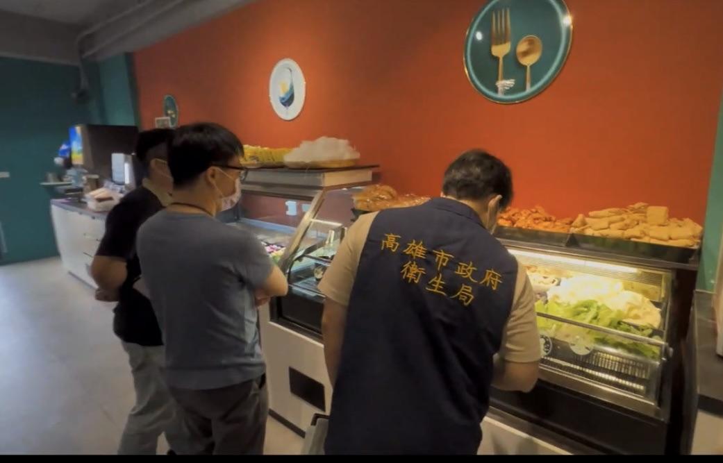 高市衛生局和食品藥物管理署南區人員聯合稽查吃到飽餐廳。 圖：高雄市衛生局/提供