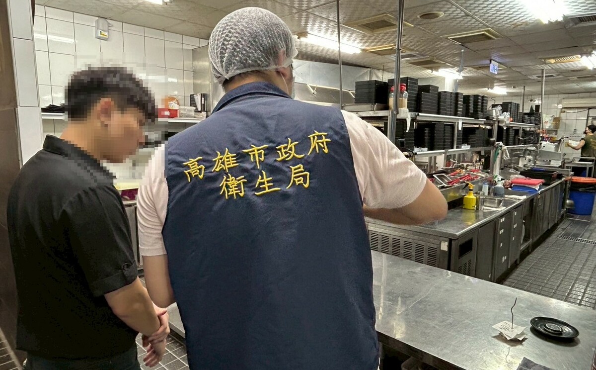 高市衛生局人員稽查餐廳廚房是否符合食品良好衛生規範。 圖：高雄市衛生局/提供