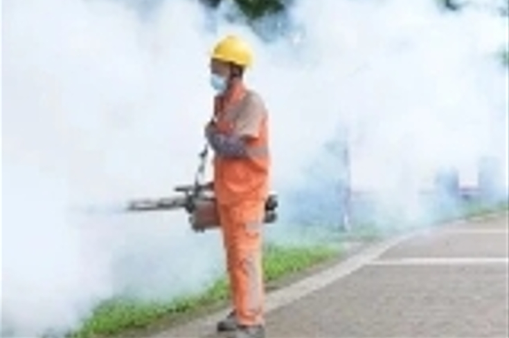 廣東工人噴藥滅蚊來阻止屈公病的傳播。 圖 : 翻攝自廣州新聞