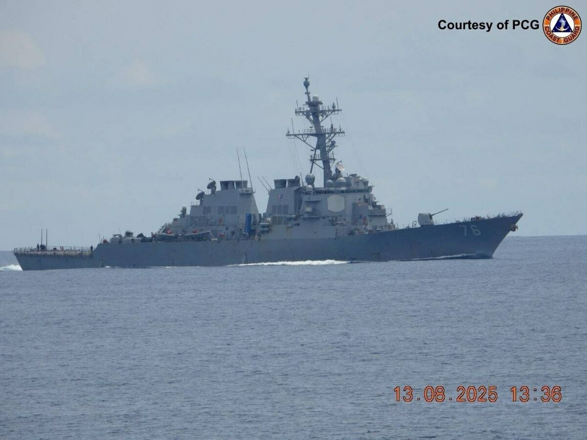 8月13日美軍「希金斯號（DDG-76）」驅逐艦在南沙群島黃岩島海域活動。 圖：翻攝菲律賓海岸警衛隊