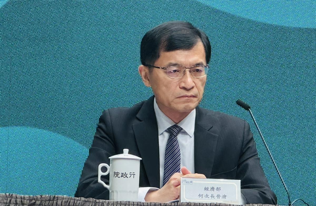 據經濟部次長何晉滄表示，「強化電力系統」部份編列200億元是為了強韌台電的電網設備，以免天災來臨即面臨考驗，和之前政院原編列的撥補台電預算1000億無關。 圖：謝莉慧／攝