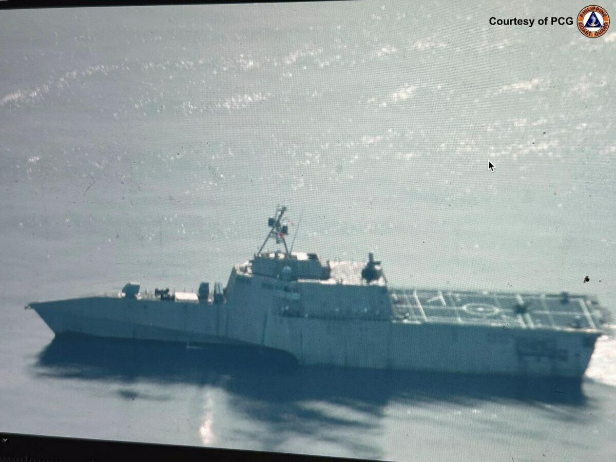 菲律賓海岸警衛隊證實8月13日當天，美國海軍獨立級濱海戰鬥艦「辛辛那提號（LCS-20）」也在黃岩島附近海域。 圖：翻攝菲律賓海岸警衛隊