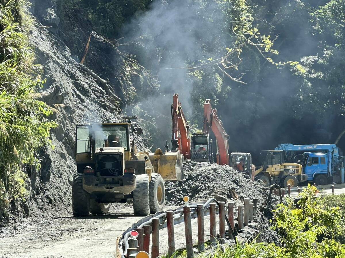 楊柳颱風為東台灣及中部以南地區帶來強降雨，造成中橫公路台8線薛家場路段上邊坡坍方落石。 圖：公路局／提供
