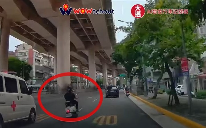 為搶黃燈內線超車鳴笛救護車！網友：誰給你的勇氣這樣超車？