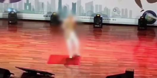 蘇姓老翁歌唱比賽唱到一半，腳步踉蹌後後仰倒地。 圖：孫家銘翻攝