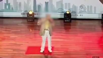 老翁倒地前一刻仍賣力演唱。 圖：孫家銘翻攝