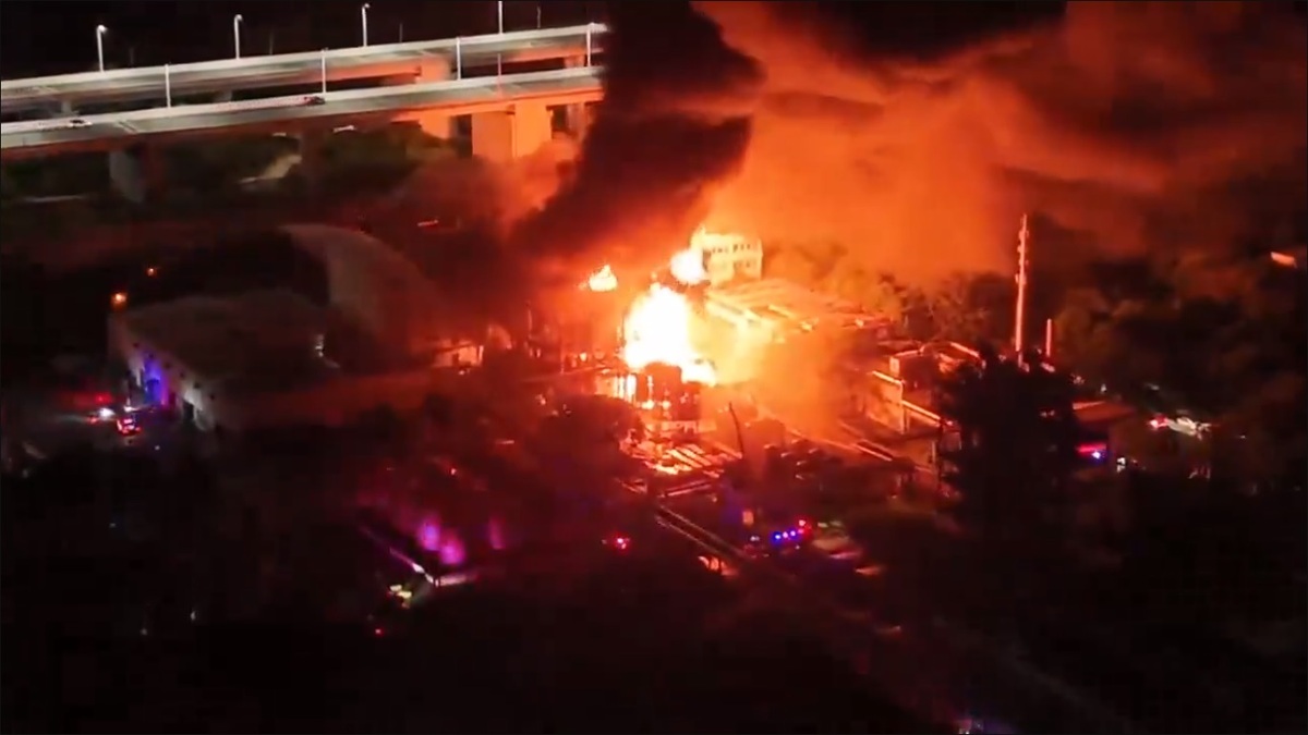 雖然官方宣稱此次爆炸事故無人傷亡，且並未造成有毒氣體排放，但截至目前為止仍未公布爆炸發生的具體原因，引發大量網友熱議。 圖：擷取自 @PDDLQ X 分享影片