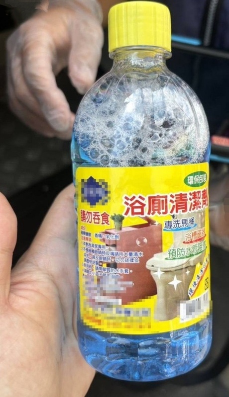 高雄97歲老翁誤飲浴廁清潔劑，所幸店員察覺送醫已無大礙。 圖：翻攝畫面