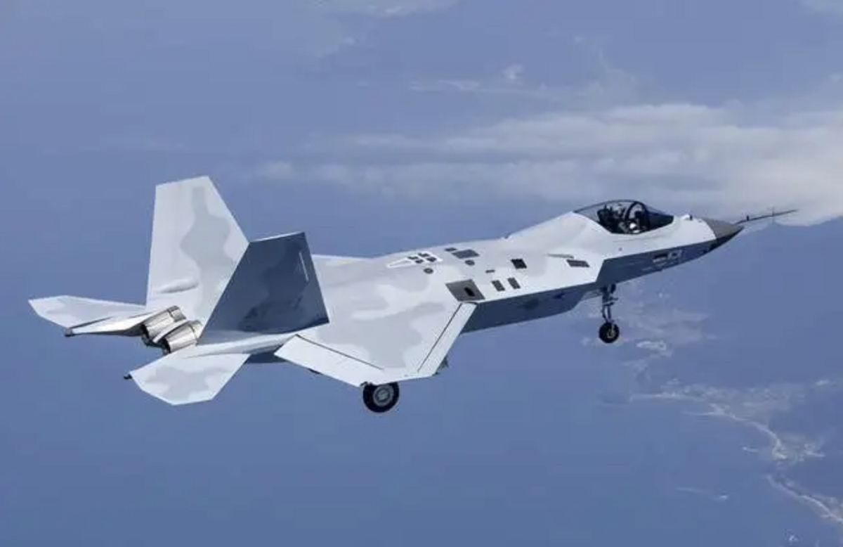 這款專為 KF-21 打造的空射高超音速彈道飛彈，射程預估介於 400 至 1000 公里，飛行速度可達 5 至 10 馬赫，採用準彈道軌跡，讓攔截難度大幅提升。 圖：翻攝自 寰球戰略解讀