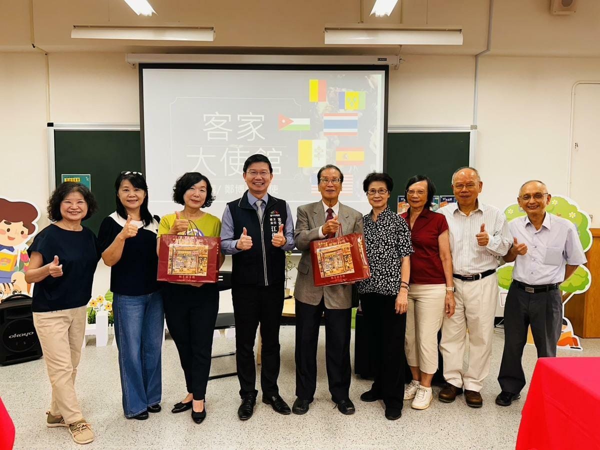 退休武官李榮昌伉儷與鄭大使在客家大使館活動重逢。 圖：台中市政府/提供